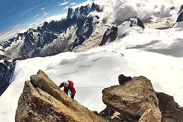 Tommy am Ausstieg der Contamine an der Aiguille du Midi Südwand, im Hintergrund stehen die Grandes Jorasses und der Dent du Géant