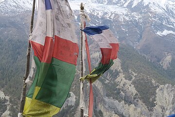 Gebetsfahnen vor dem Annapurna-Massiv