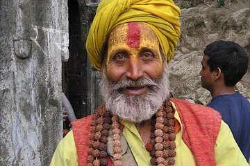 Segnender Sadhu bei Teepause