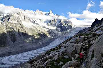 Schwer bepackt auf dem Weg zur Envers-Hütte. Im Hintergrund leuchtet der Dent du Geant im Abendlicht.