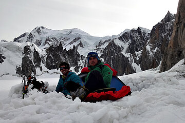 Vor unserem Biwak am Fuße des Grand Capucin mit dem Mont Blanc im Hintergrund