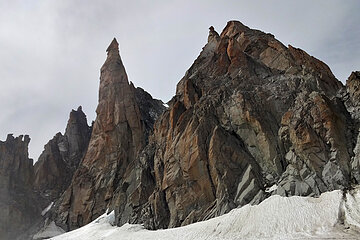 Die schlanke und 500 Meter hohe Felsnadel des Grand Capucin, durch dessen linken Teil die “Voyage” verläuft.